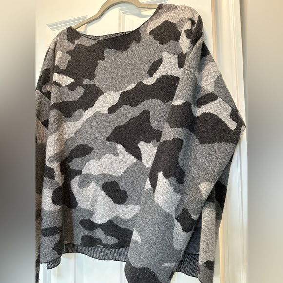EUC Vineyard Vines Sweater size XL. It’s in a grey camo pattern. Generous fit. - Picture 2 of 4